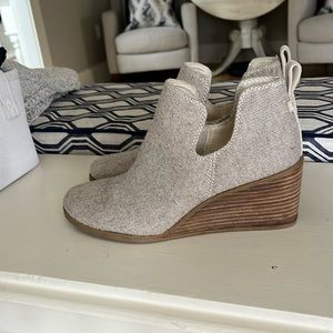 TOMS KALLIE wedge shimmer bootie